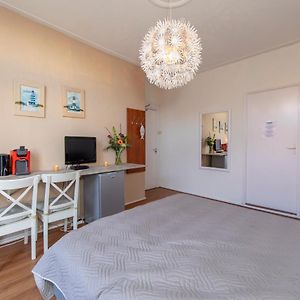 Zimmer mit Kingsize-Bett