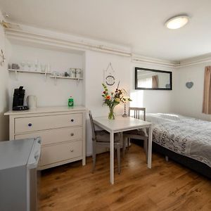 Zimmer mit Kingsize-Bett